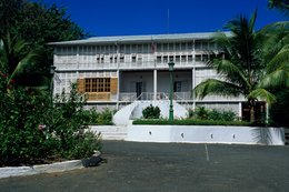 Archipel-des-Comores;-Architecture;-Bâtiment-colonial;-Façade-blanche;-France;-Kaleidos;-Kaleidos-images;-La-parole-à-limage;-Laurent-Abad;-Mayotte;-Océan-Indien;-Palmiers;-Stories-Pictures;-Volets